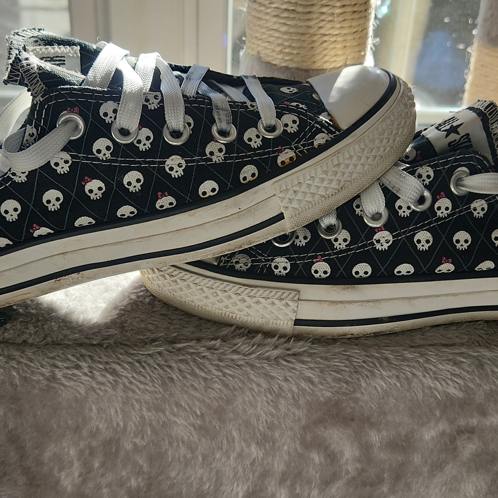 Tiny skulls/pink bow skulls converse sneakers